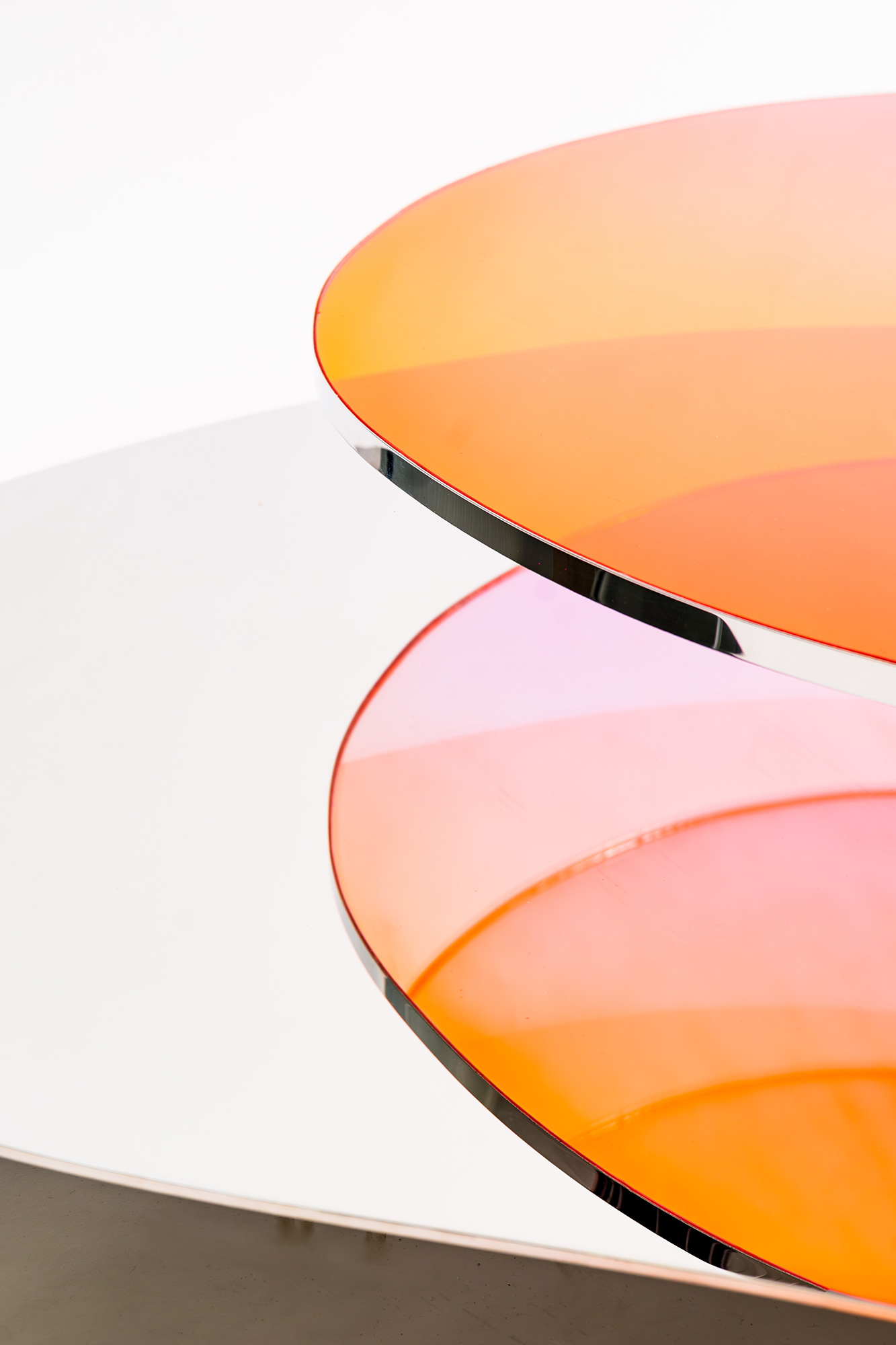 Warm-toned gradient on curved glass surfaces – LT01