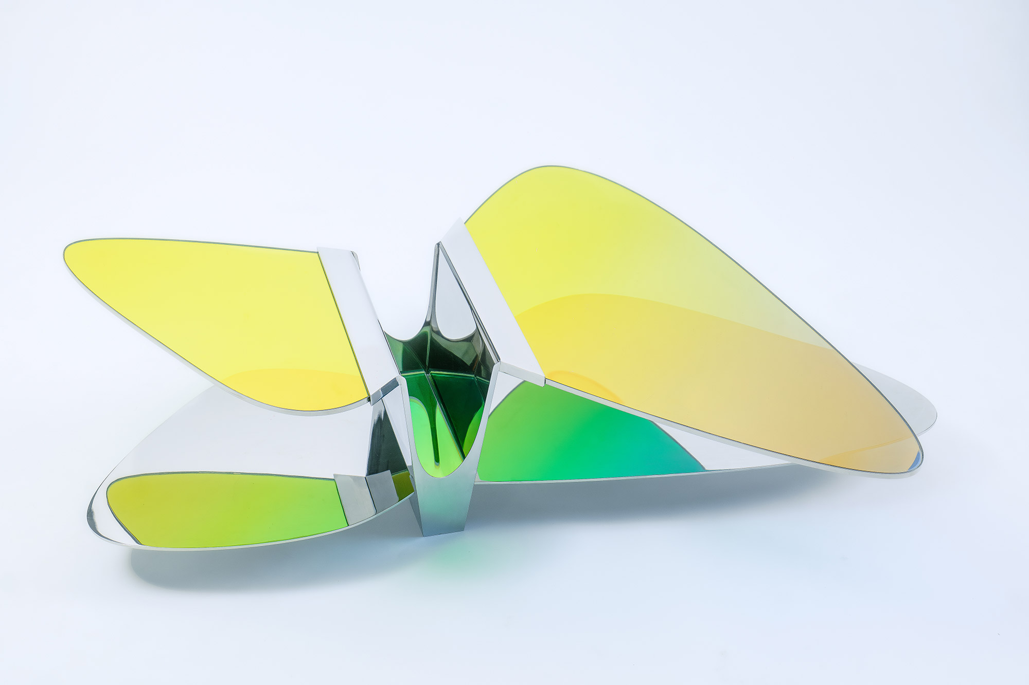 Chromatic reflections on curved dichroic surfaces – LT02