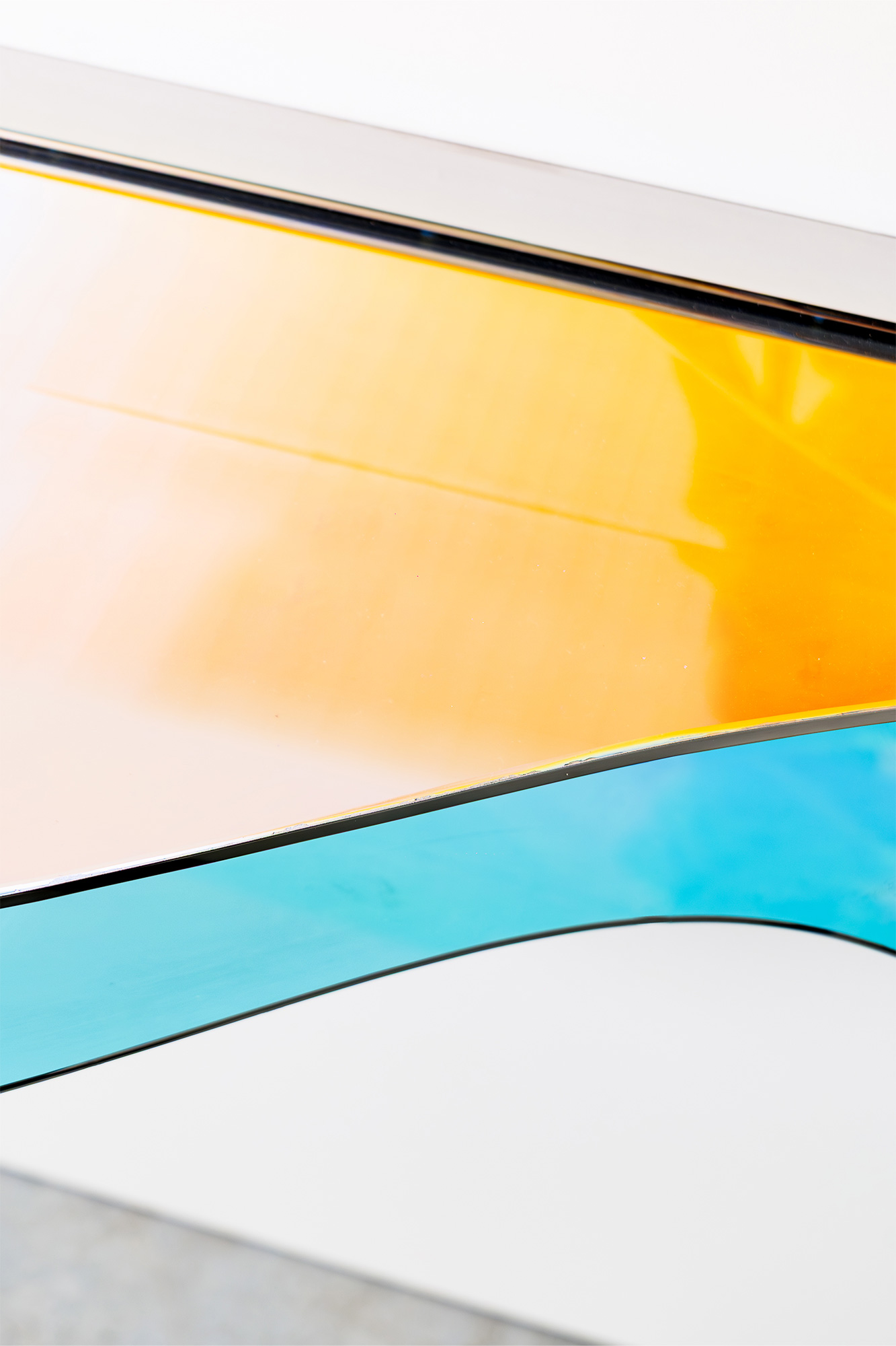 Close-up of dual-toned curved glass – C02