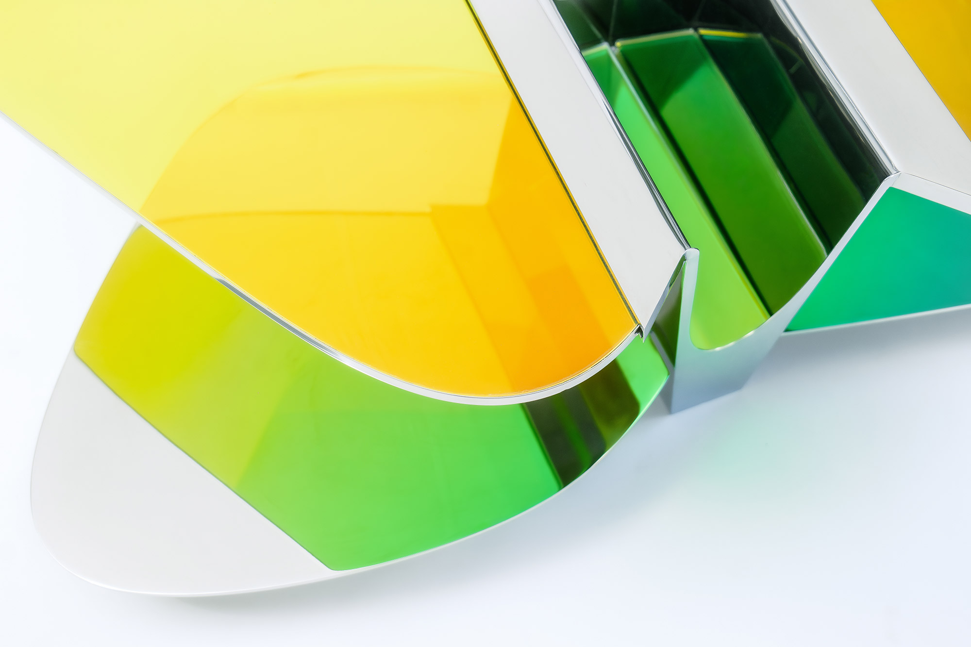 Mirror-polished steel structure beneath glass planes – LT02