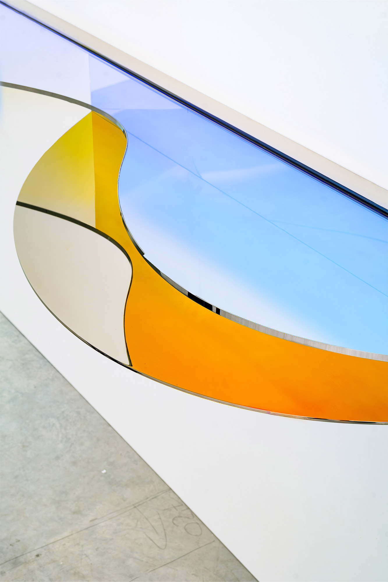Close-up of curved glass arc – Console C01