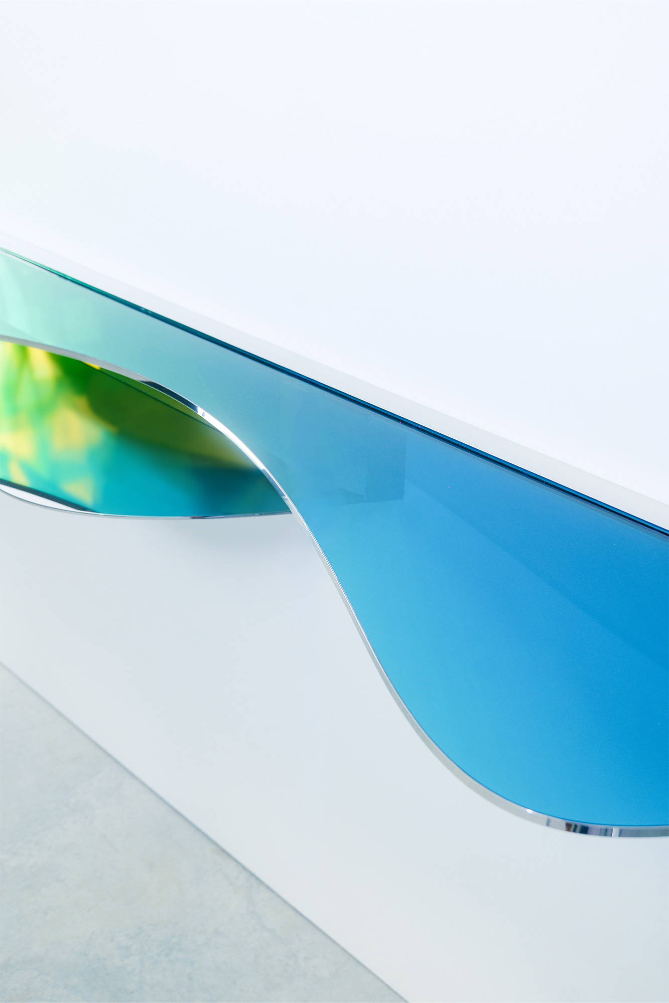 Sculptural silhouette with reflective steel – C03