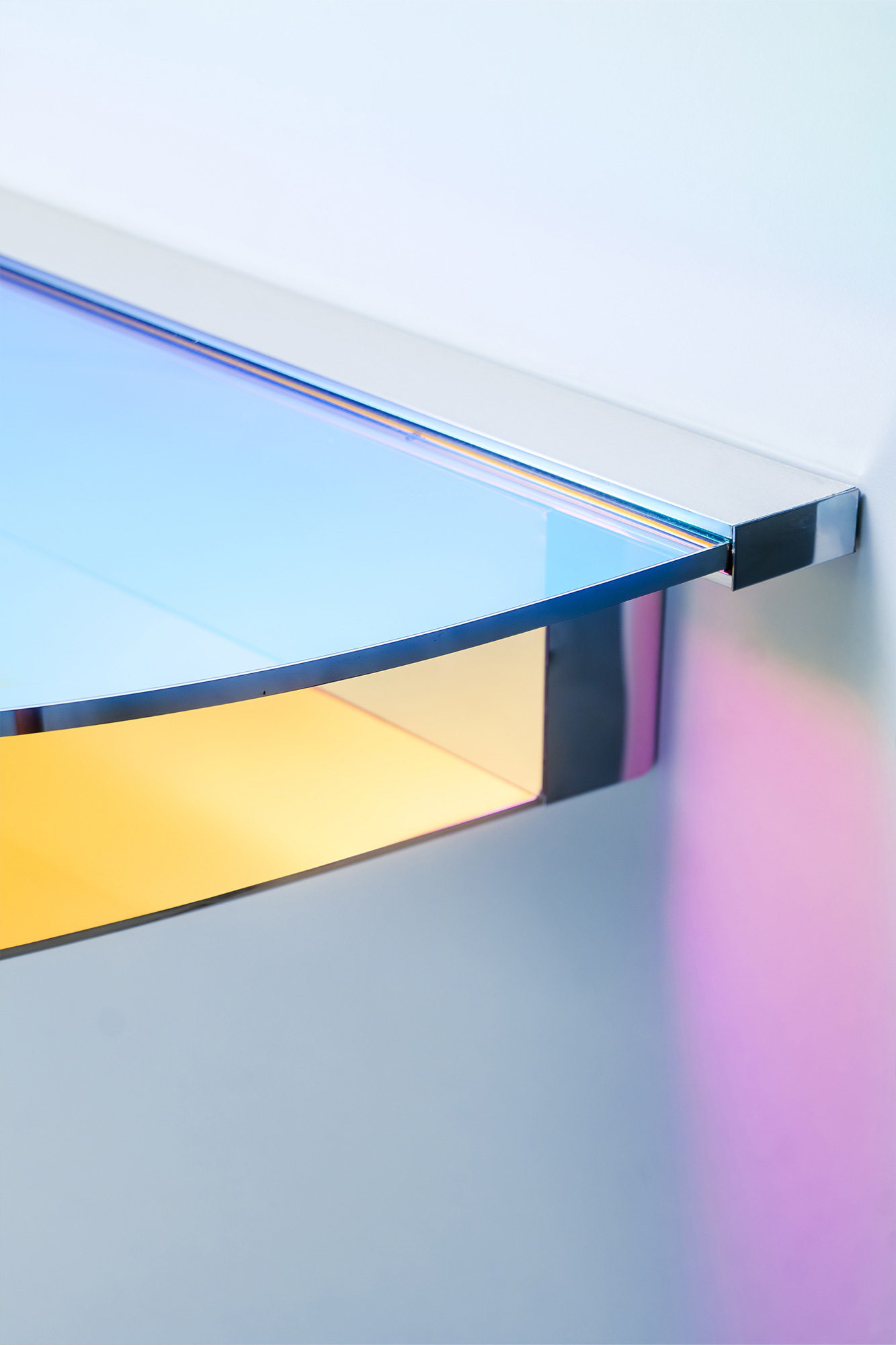 Top edge of dichroic glass with gradient tones – C01