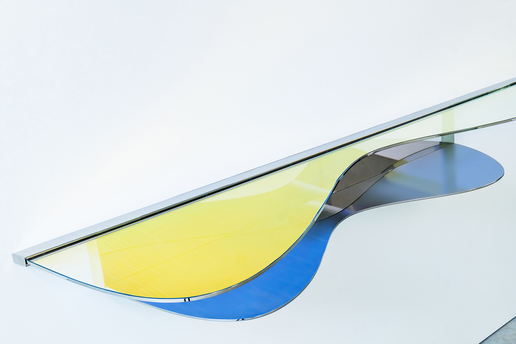 Vibrant gradient from warm yellow to cobalt – C02