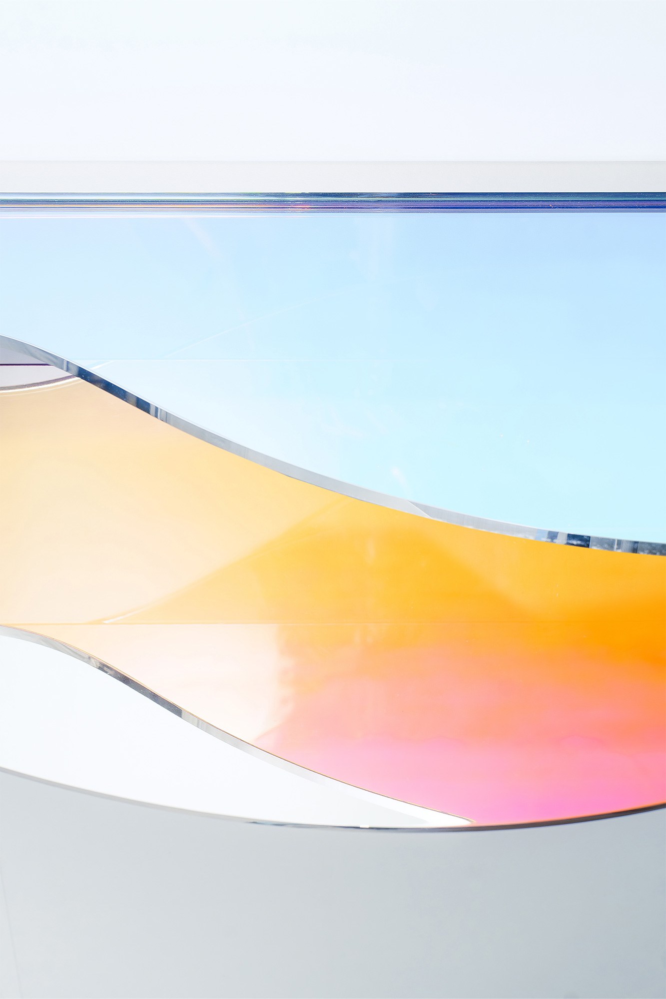 Minimalist console with sculptural glass wave – C01