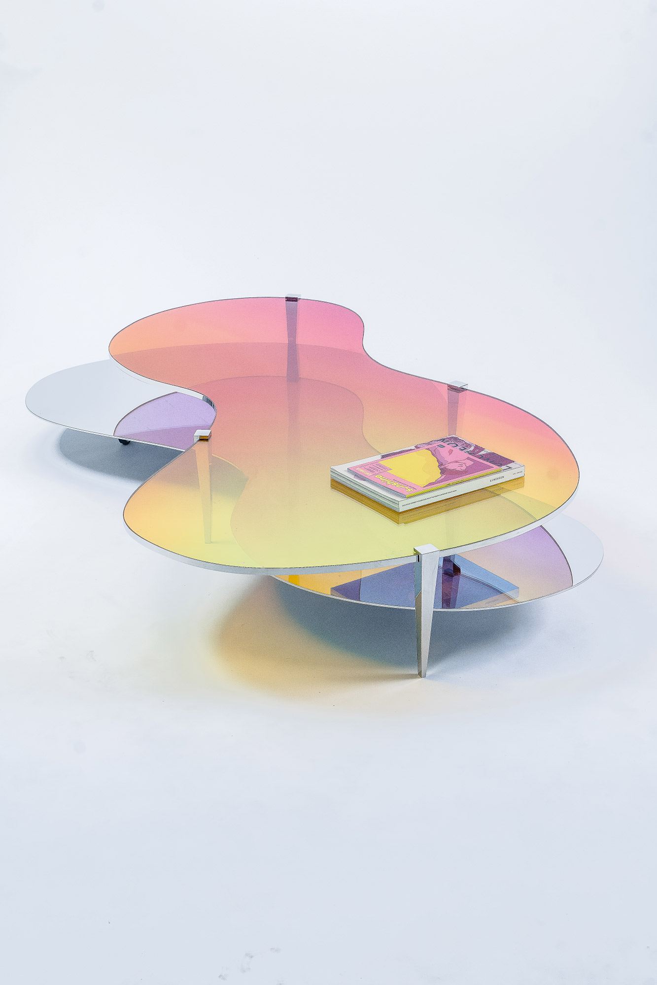 Sculptural silhouette with reflective steel surfaces – LT01