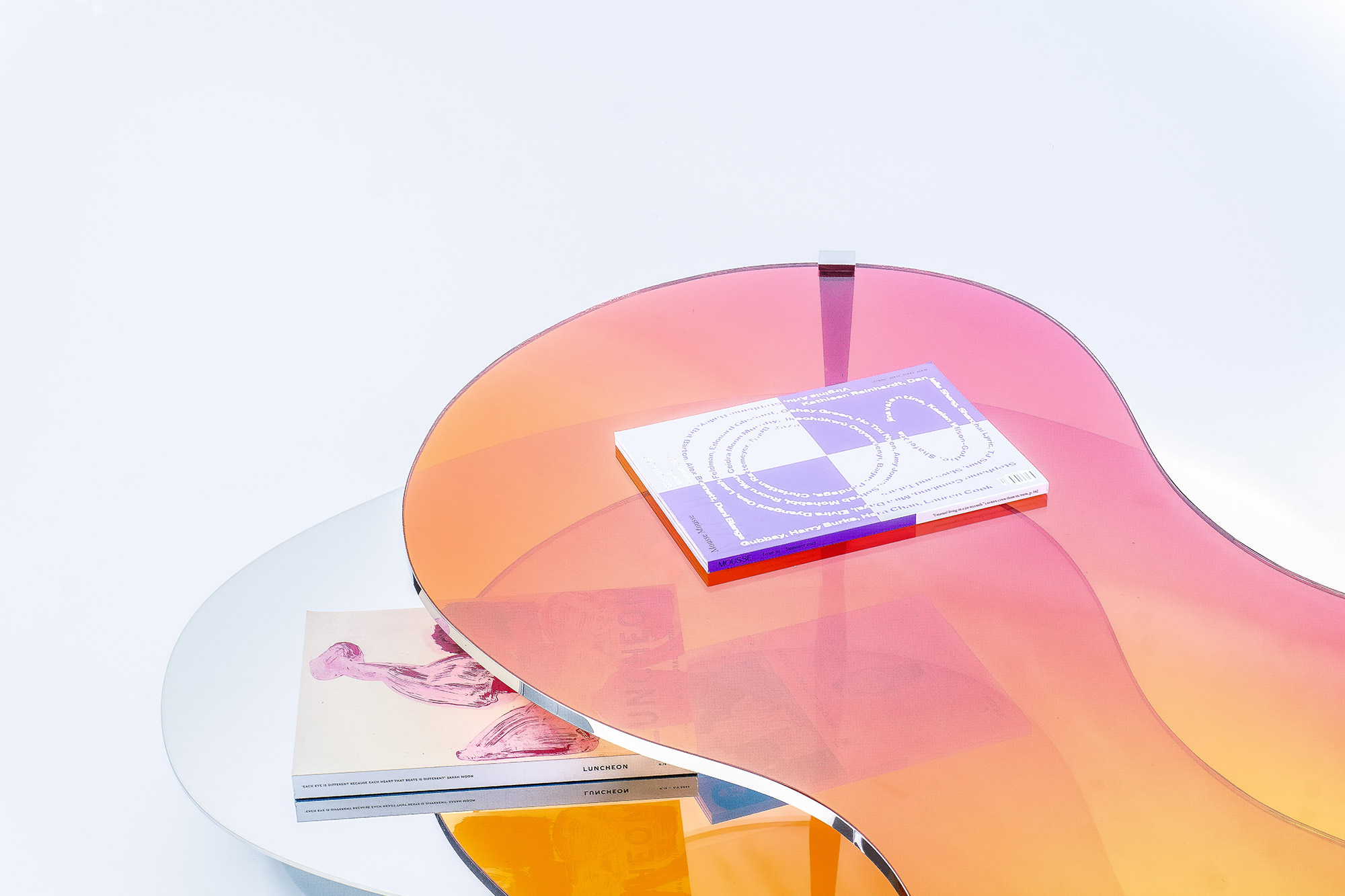 Overlapping curved discs creating chromatic depth – LT01