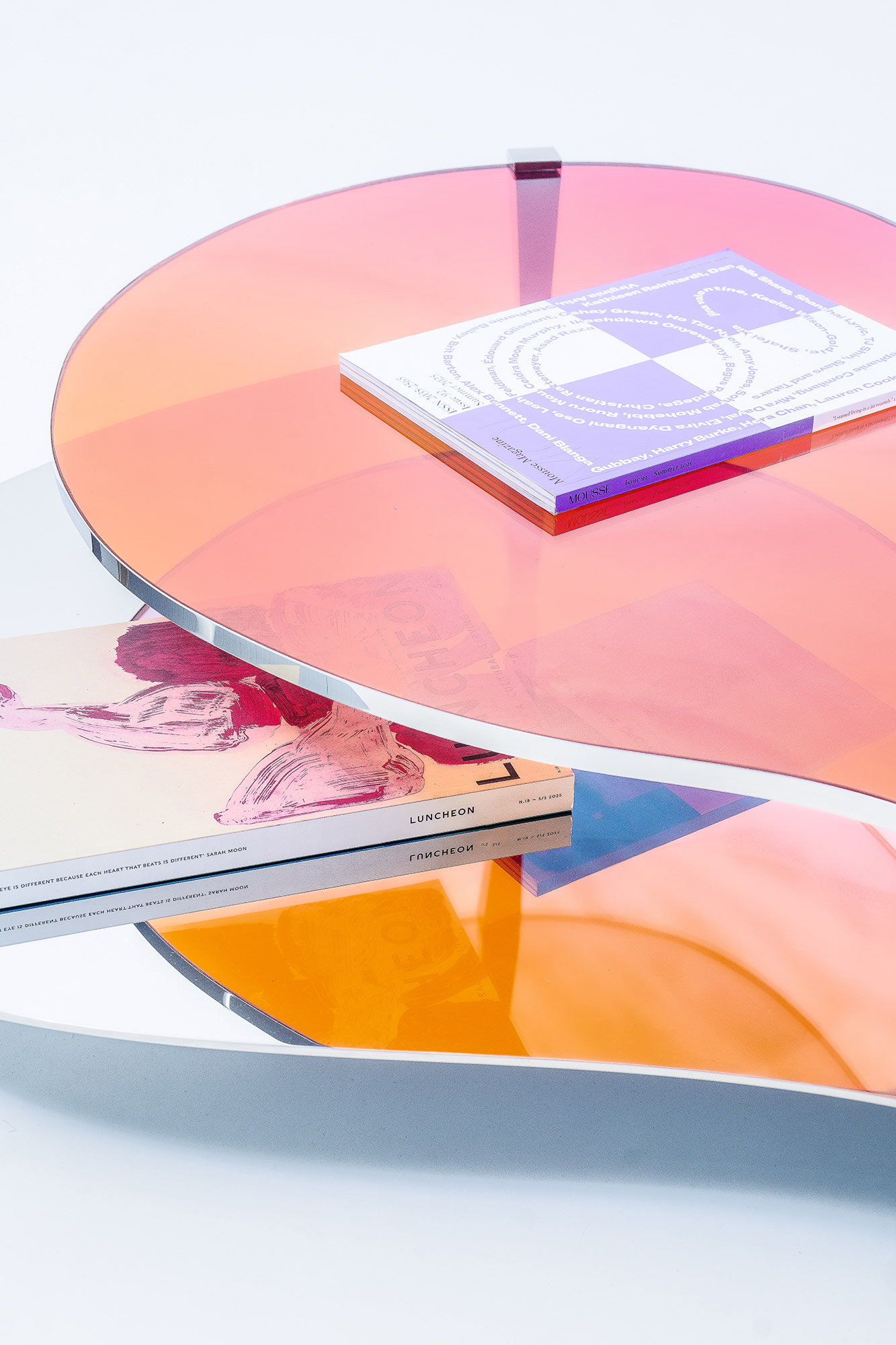 Overlapping curved discs creating chromatic depth – LT01